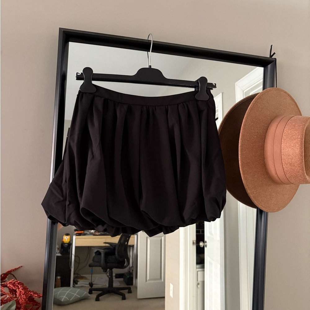 Black balloon mini skirt